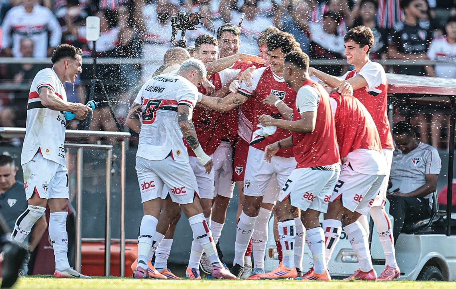 Jogadores do São Paulo comemoram gol no Brasileirão