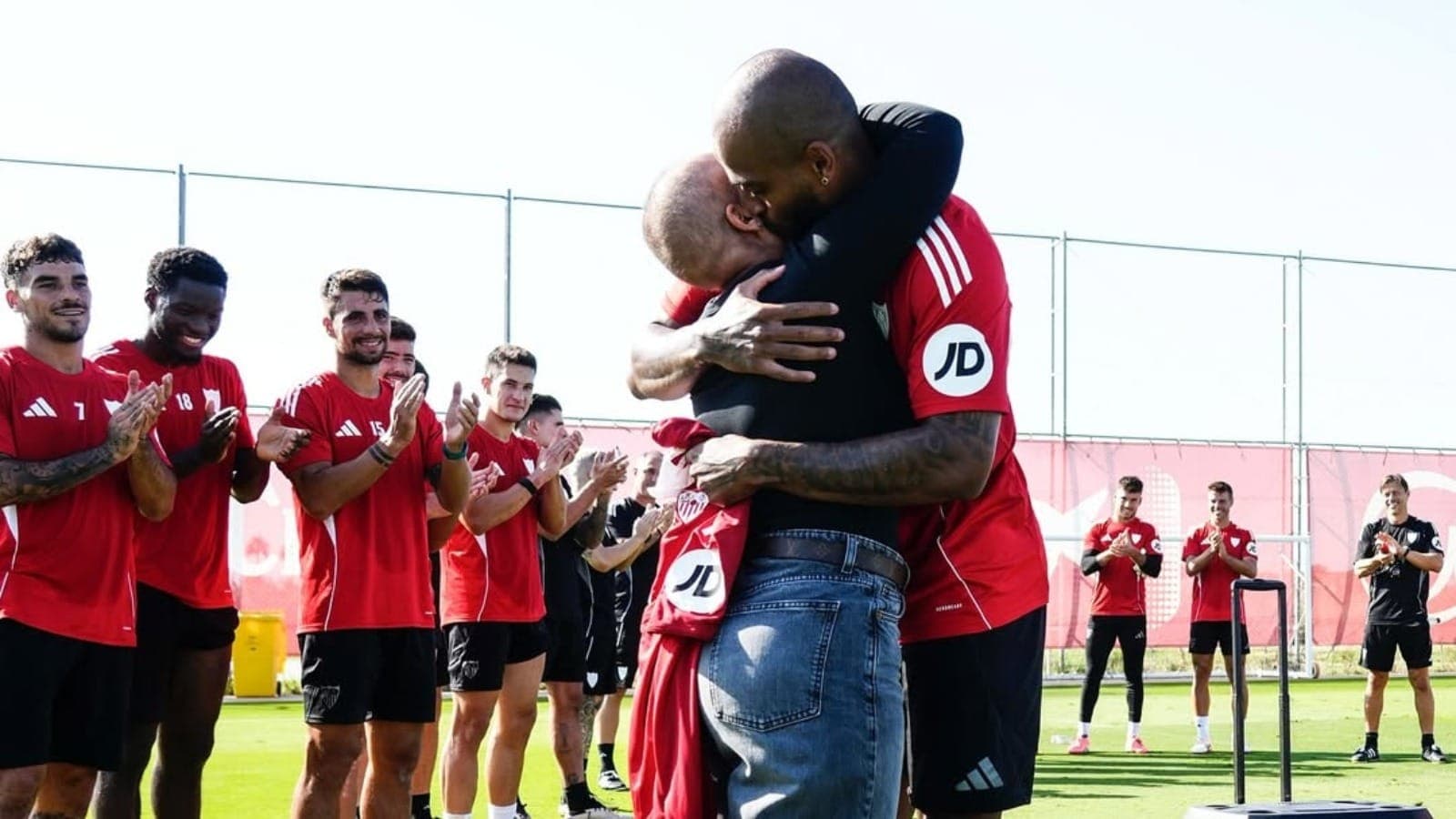 Fim do tratamento de Pâmela foi comemorado pelo elenco do Sevilla