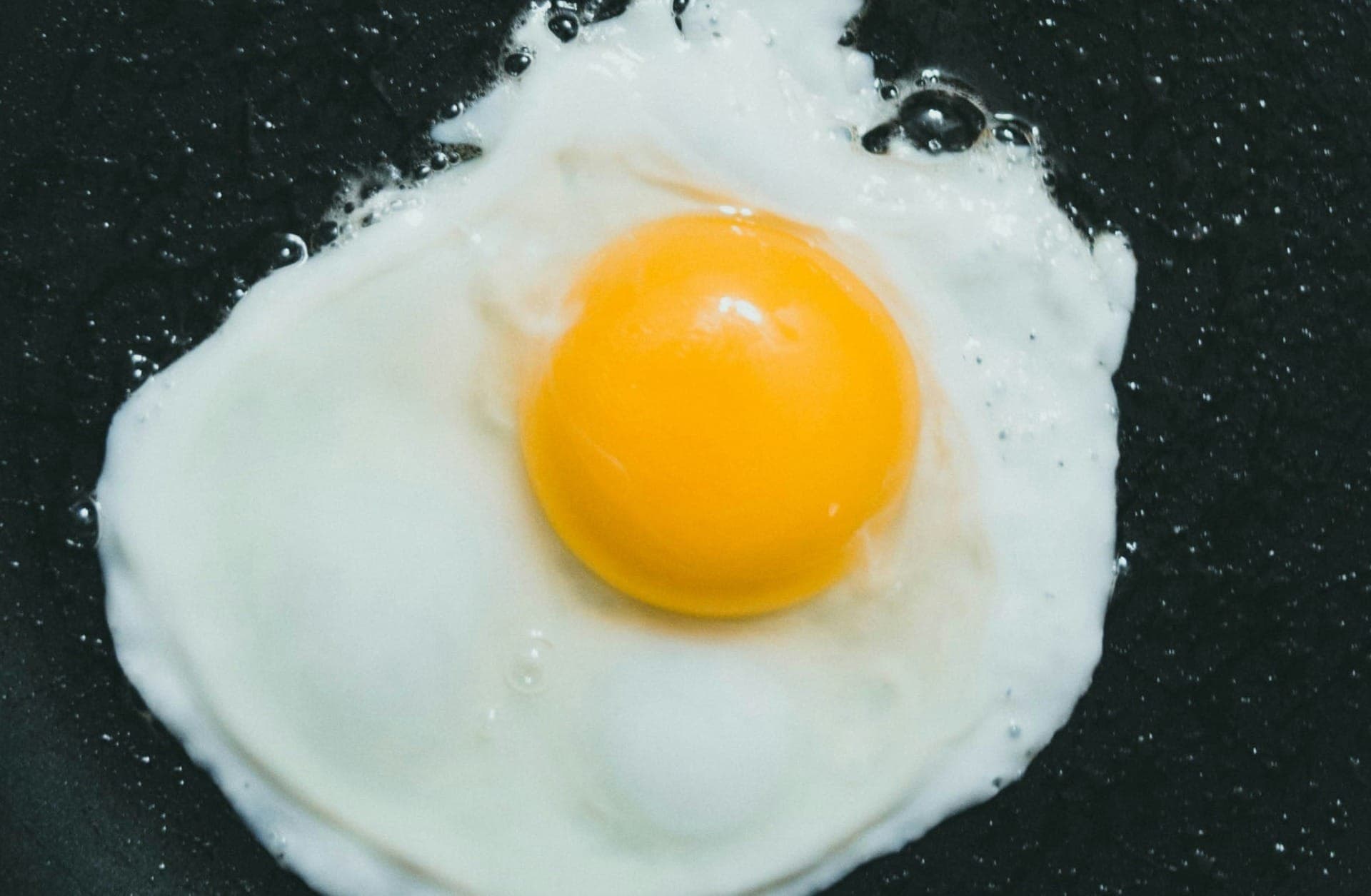 Clara do ovo transparente fica branca após reação química provocada pelo calor