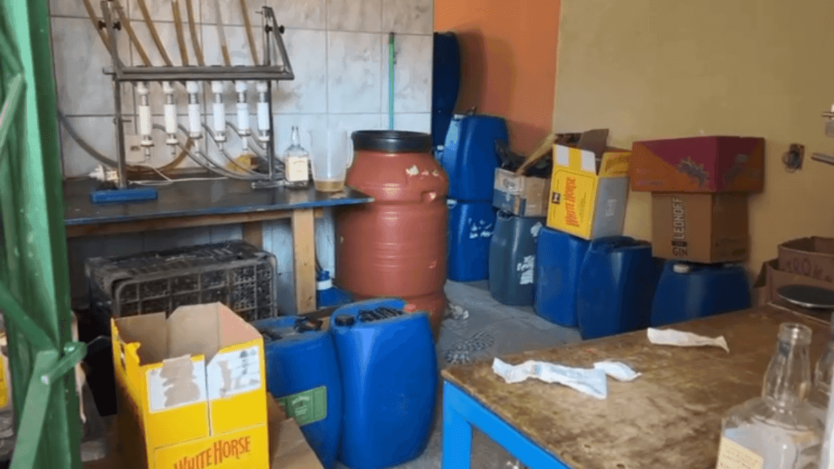 Foram encontrados diversos equipamentos utilizados para a fabricação e adulteração das bebidas