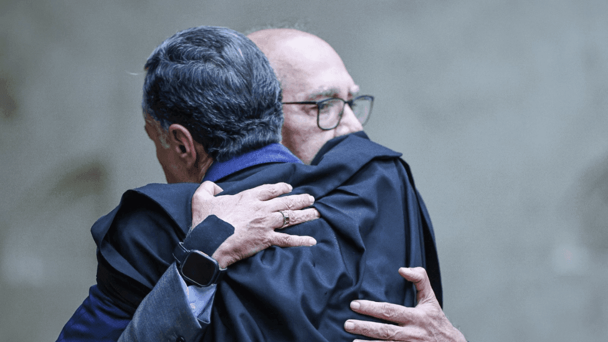 Gilmar Mendes abraça Luís Roberto Barroso no STF