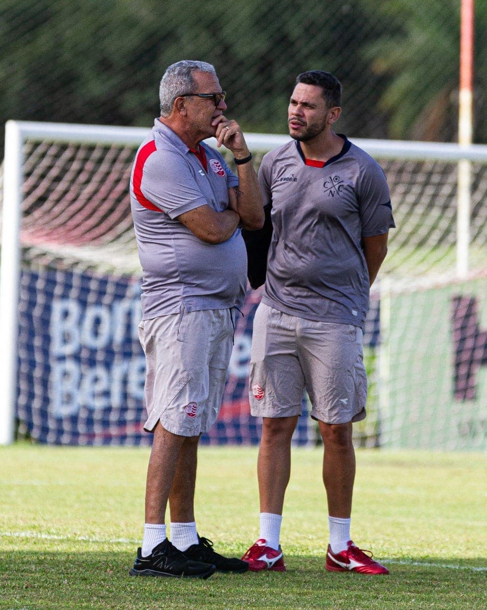 Hélio dos Anjos e filho Guilherme dos Anjos (direita) em treino do Náutico