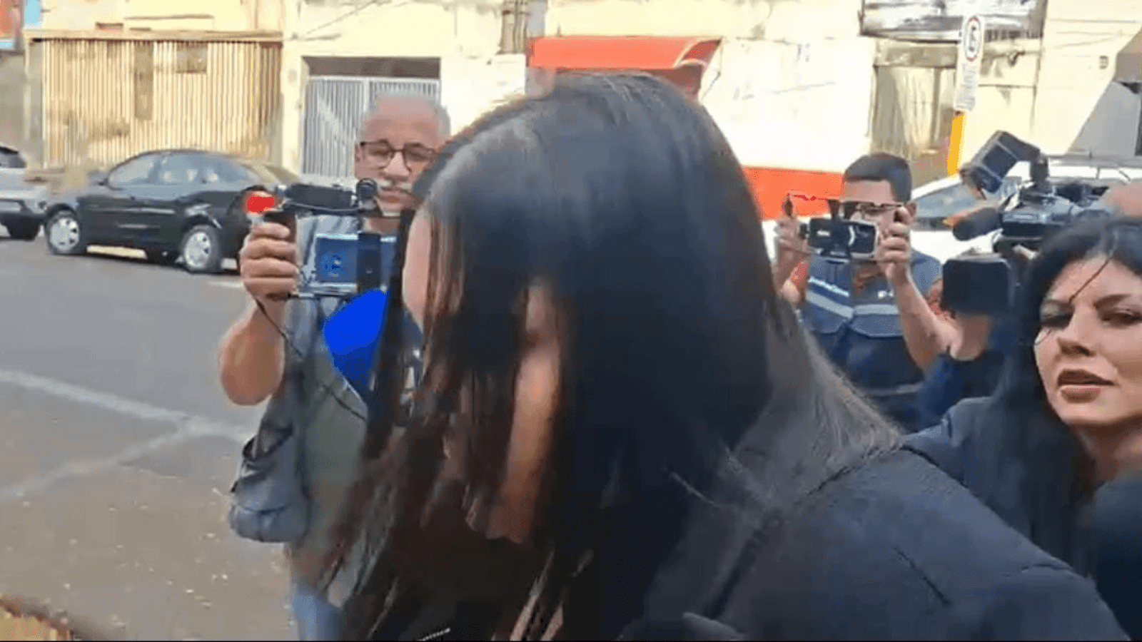 Letícia Lobo, filha de Cláudia, chega para o julgamento