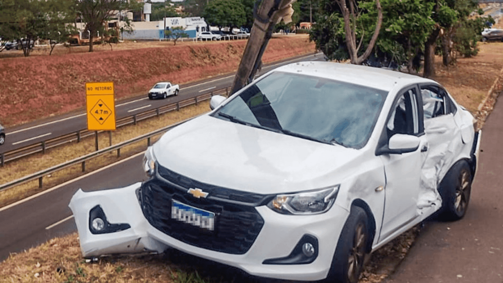 O carro foi atingido por uma caminhonete antes de bater no poste