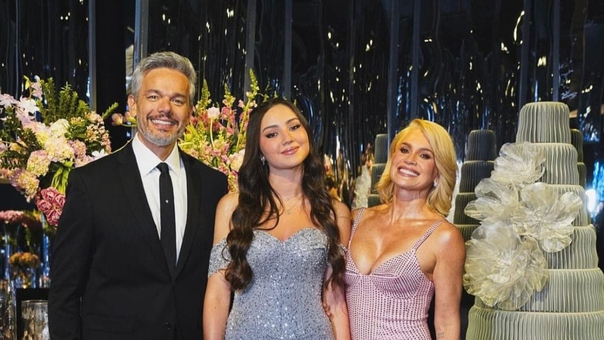 Otaviano Costa e Flávia Alessandra celebram os 15 anos da filha