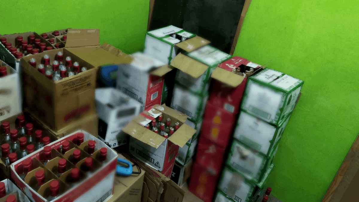 Polícia fecha fábrica que adulterava bebidas em São Bernardo do Campo (SP)
