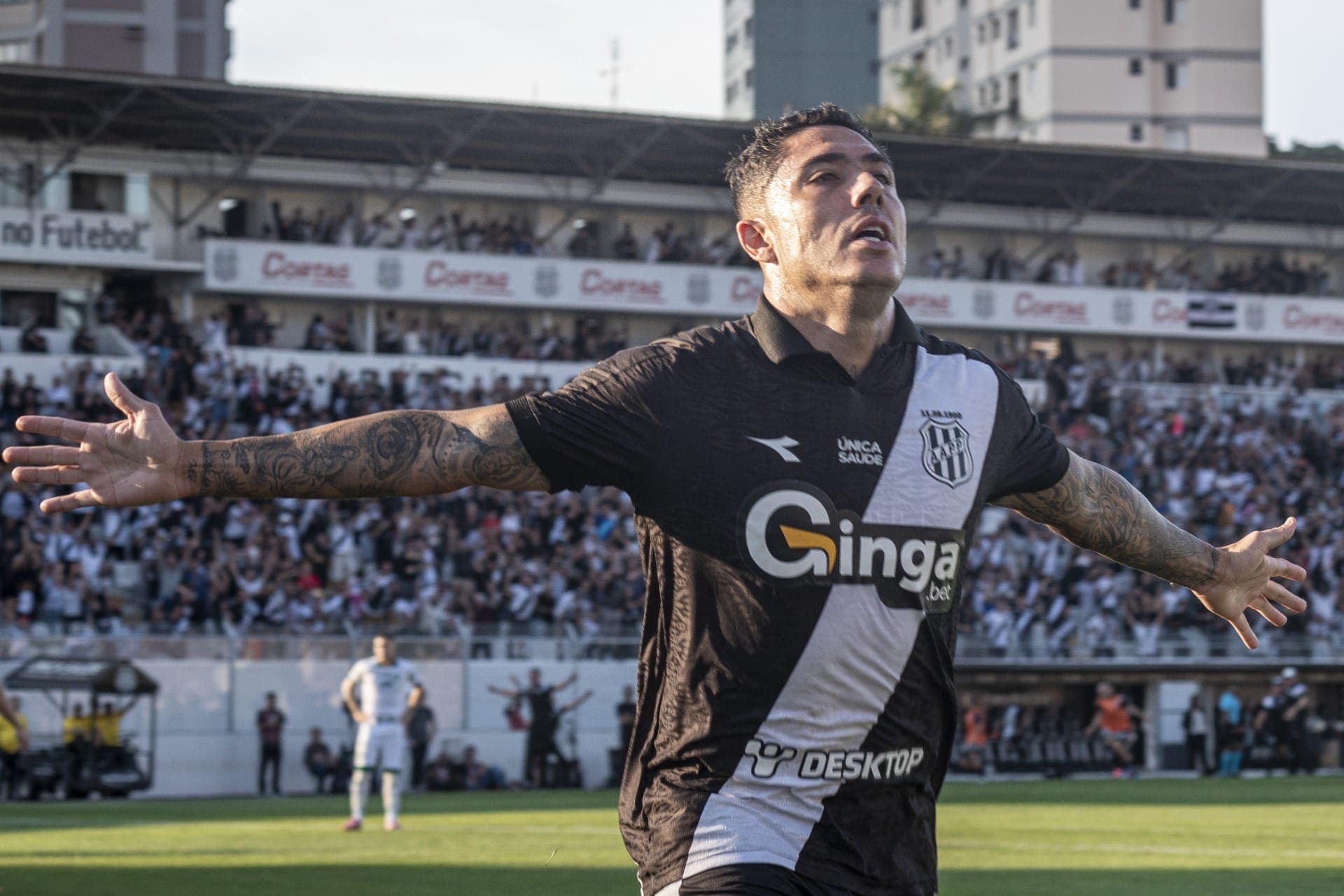 Bruno Lopes comemora gol da Ponte contra o Guarani