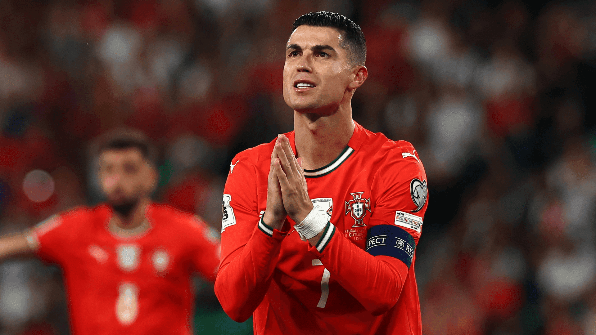 Cristiano Ronaldo lamenta após desperdiçar pênalti contra a Irlanda, em Lisboa