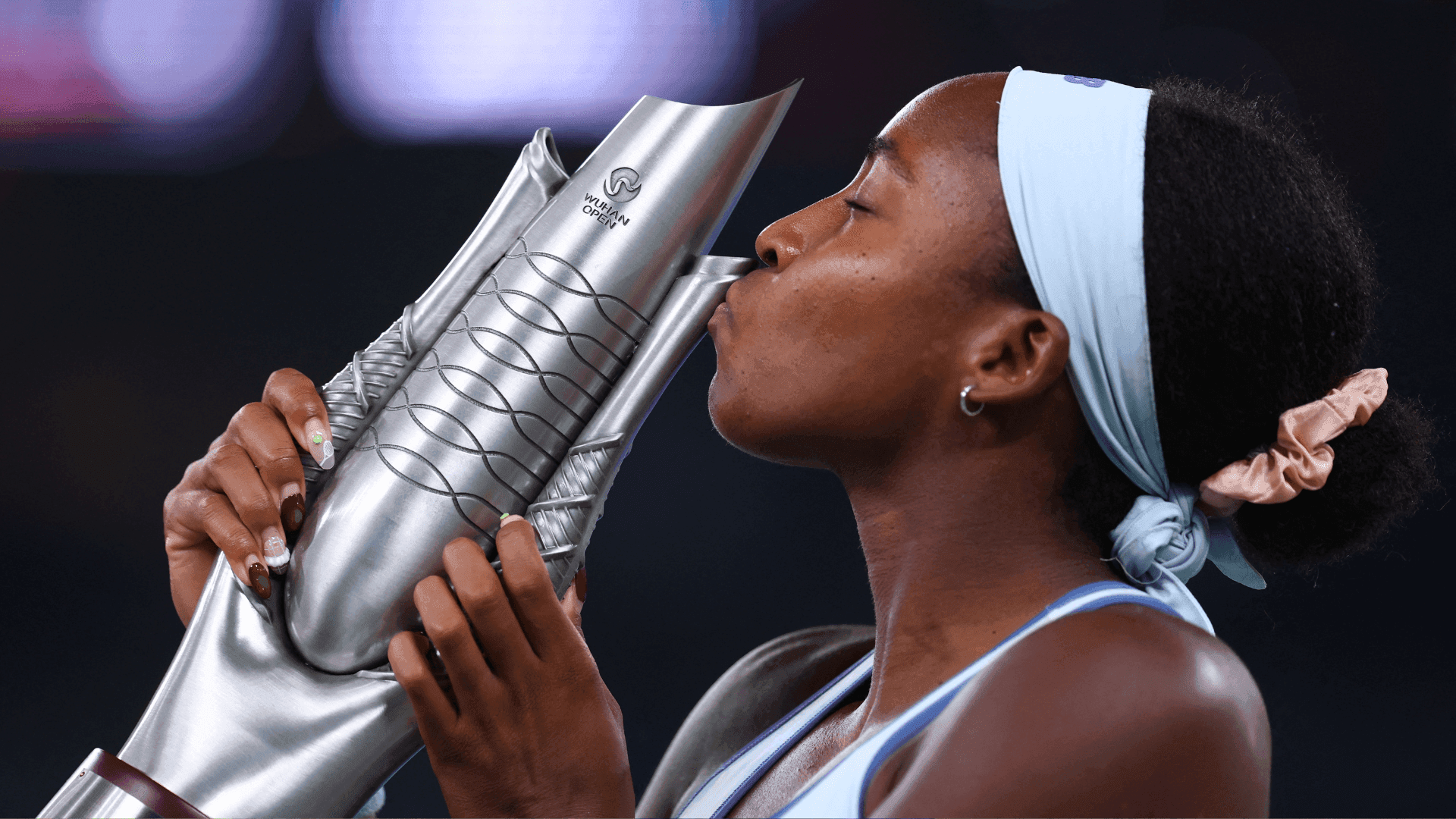 Coco Gauff comemora o título do WTA 1000 de Wuhan após vencer Pegula