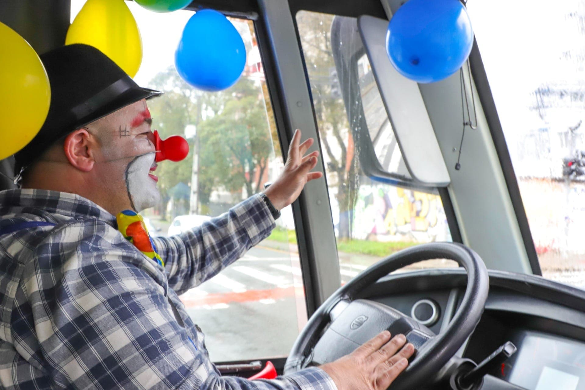 Motorista do Ligeirão Norte/Sul se fantasia de palhaço e distribui alegria aos passageiros no Dia das Crianças em Curitiba.