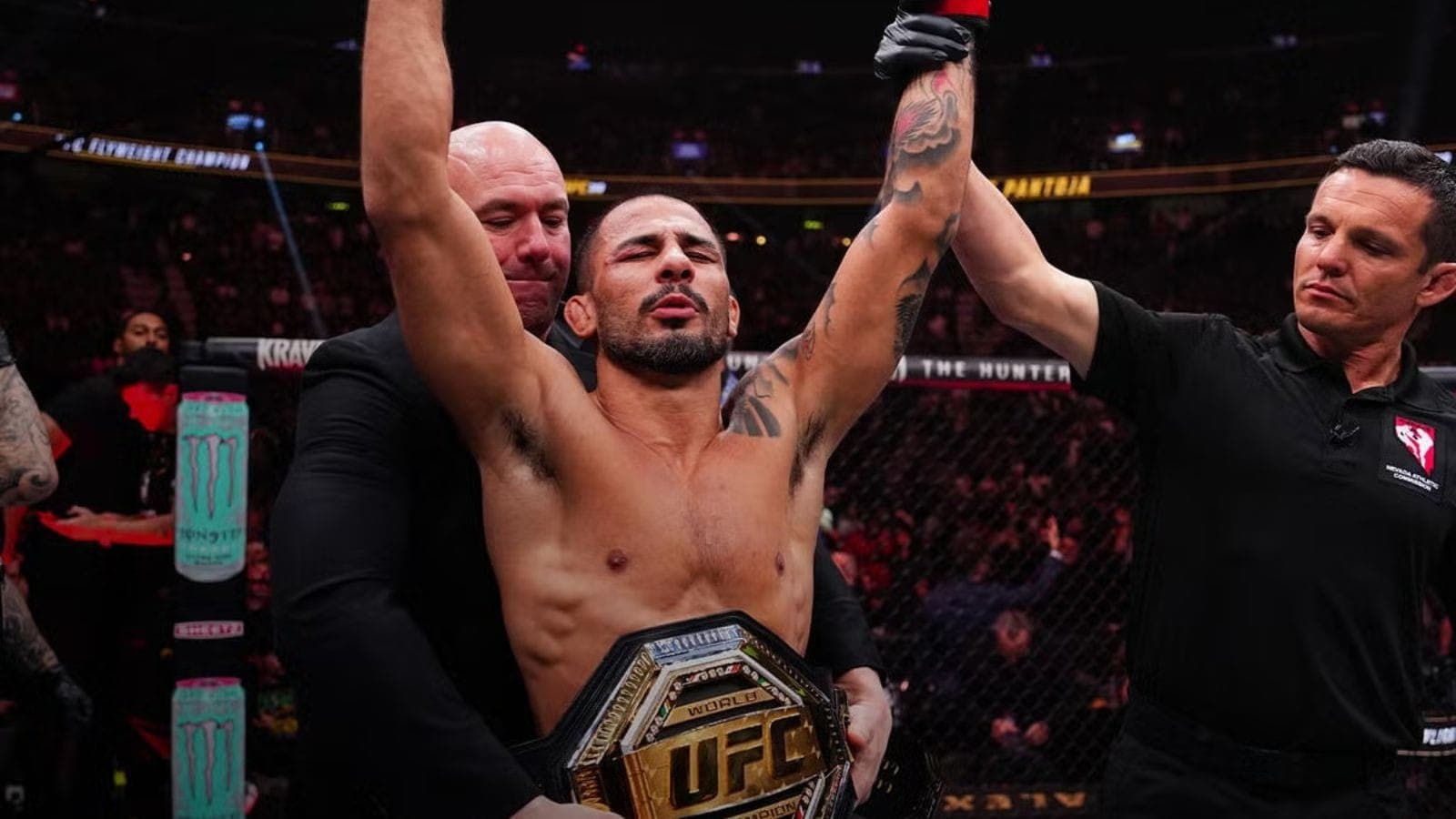 Alexandre Pantoja com o cinturão do UFC