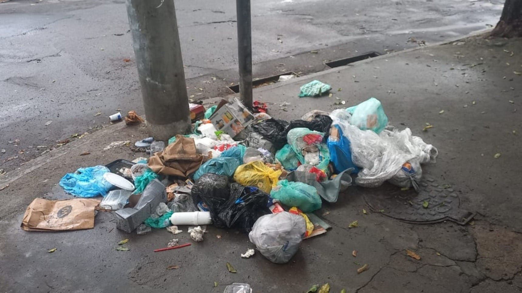 Denúncia feita por moradores relata falta de coleta de lixo na Praça da Bandeira