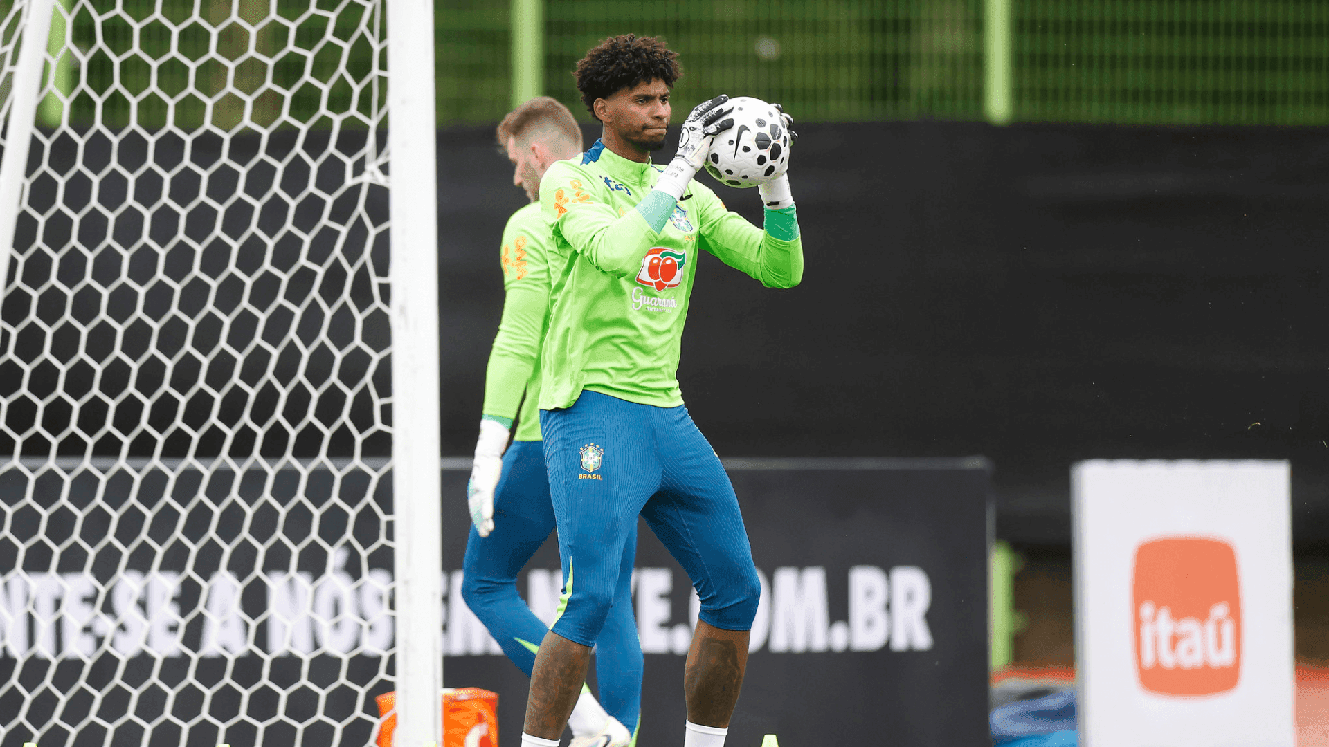 Goleiro do Corinthians Hugo Souza será o titular da Seleção nesta terça-feira (14) no amistoso contra o Japão