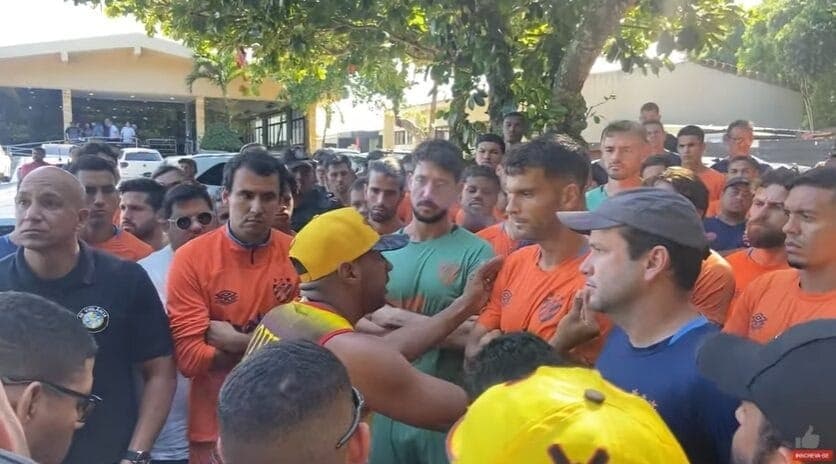 Henrique Ferreira Marques (de boné amarelo) foi preso nesta segunda