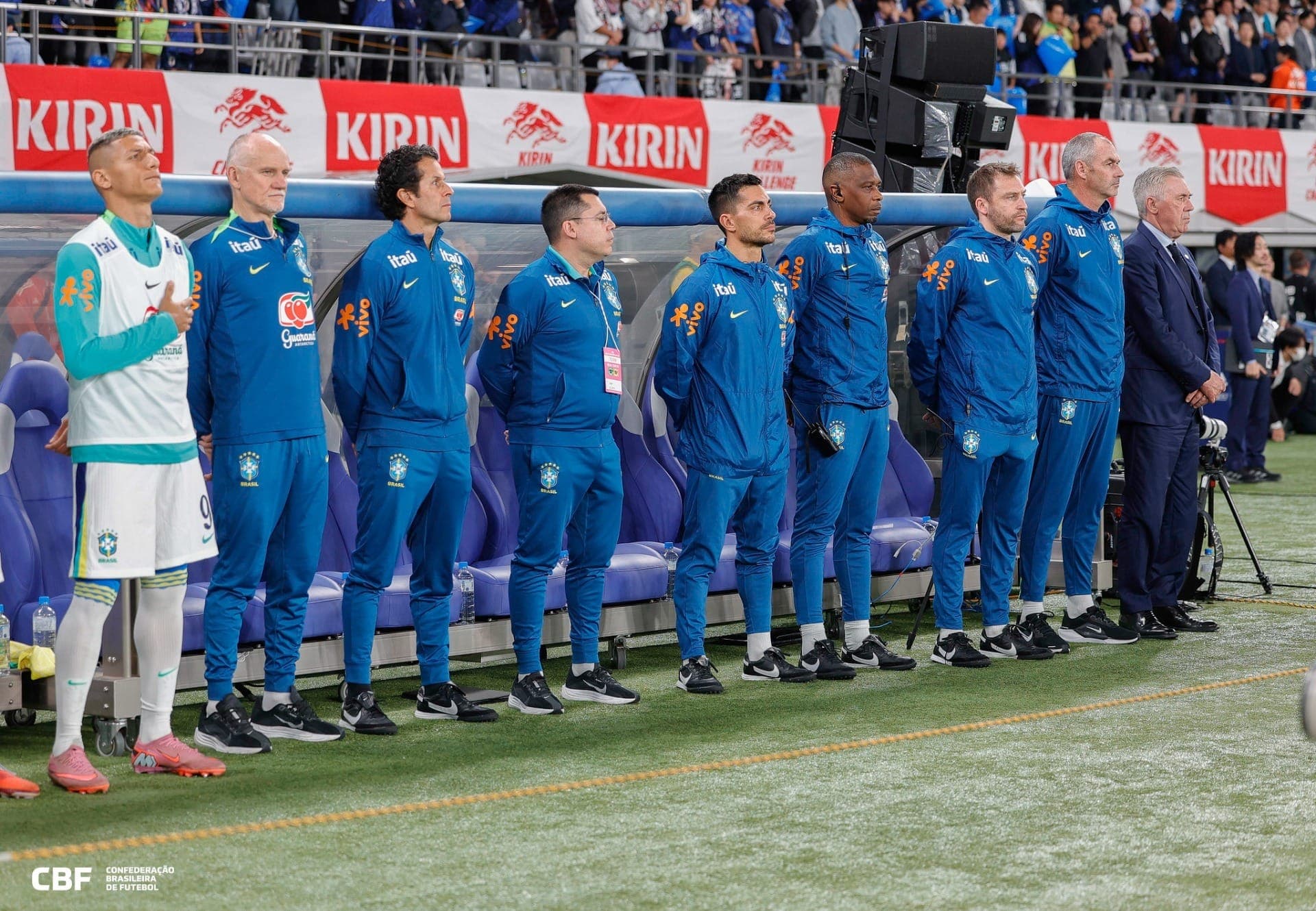 Ancelotti e comissão técnica do Brasil durante amistoso contra Japão