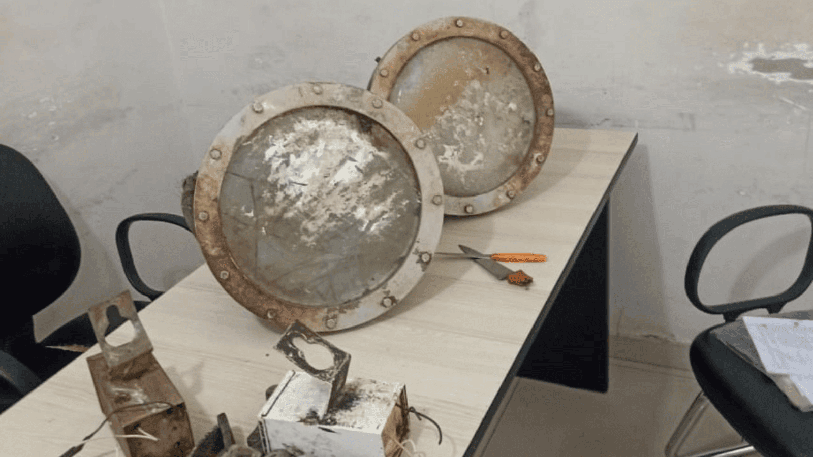 O homem foi abordado transportando duas luminárias