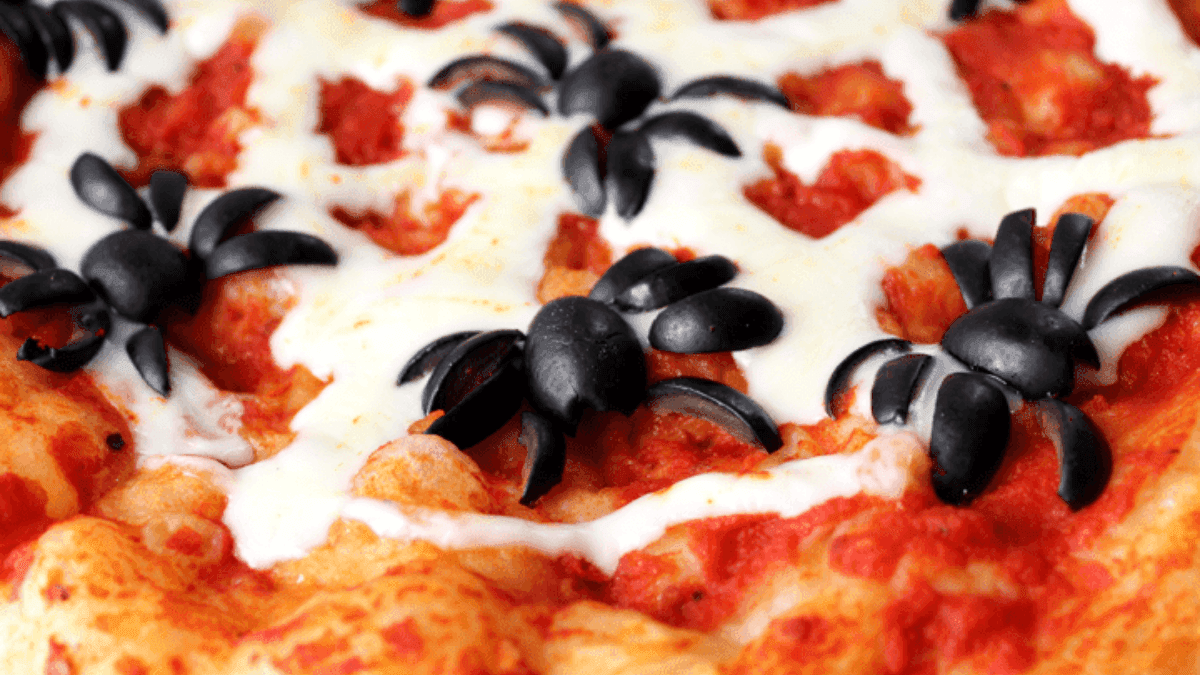 Pizza com aranha é lanche divertido para sua festa de Halloween