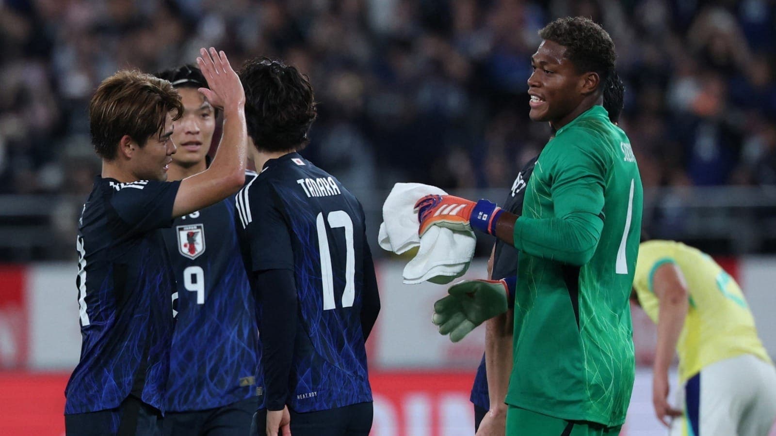 Zion Suzuki comemora vitória do Japão sobre Brasil