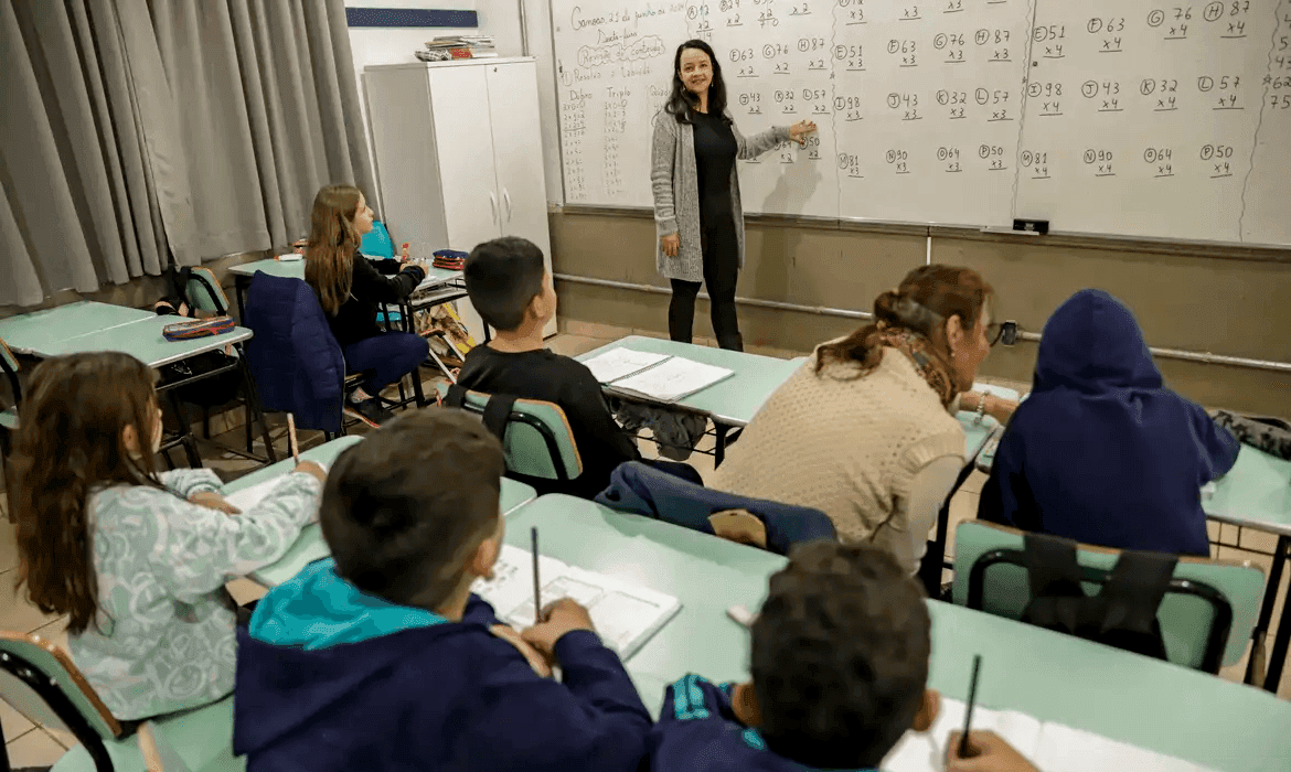 As mulheres dominam o ambiente escolar dentro e fora da sala de aula