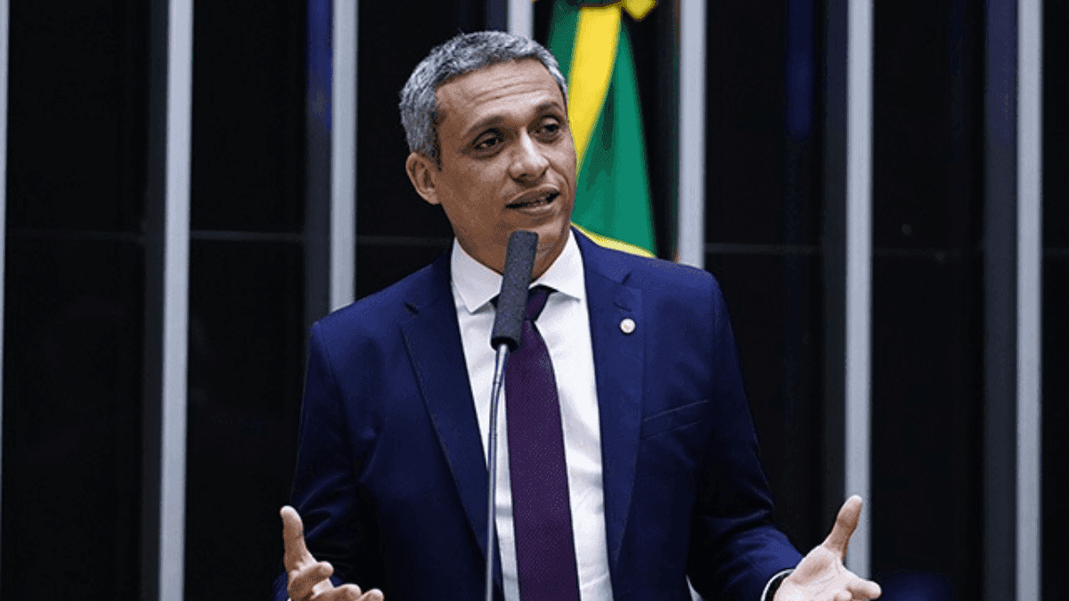 Câmara dos Deputados aprova pedido que suspende ação penal contra Gustavo Gayer no STF