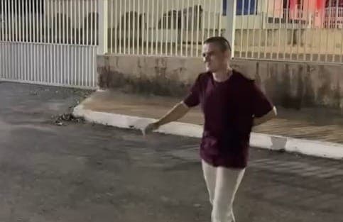 Francisco Mairlon deixa prisão e vai até igreja agradecer após ser inocentado
