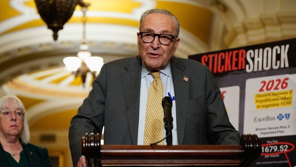 O líder da minoria no Senado dos EUA, Chuck Schumer (D-NY), fala com repórteres, enquanto os líderes democratas do Senado realizam uma coletiva de imprensa após seu almoço semanal de política e semanas após a paralisação contínua do governo dos EUA.