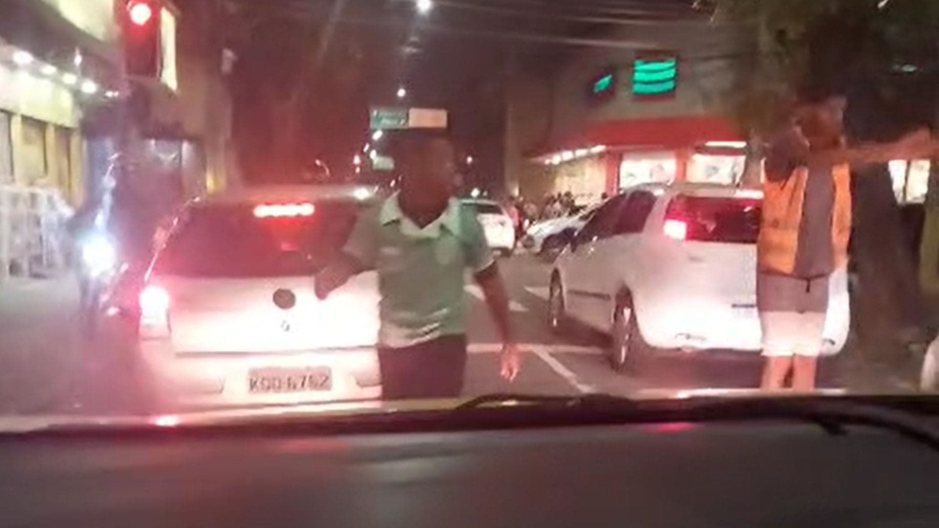 A princípio, a sessão de segunda discussão seria realizada na terça-feira (14), mas foi adiada