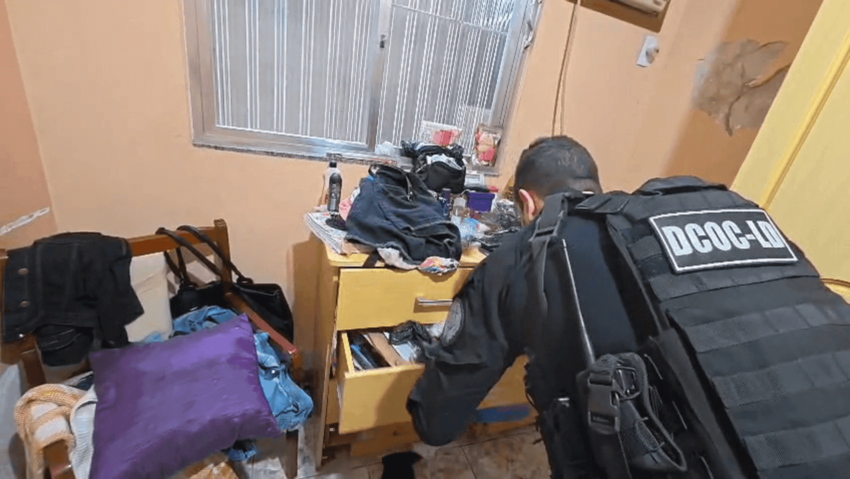 Agentes da Polícia Civil cumprem mandados de busca e apreensão e outras medidas judiciais na capital e na Baixada Fluminense