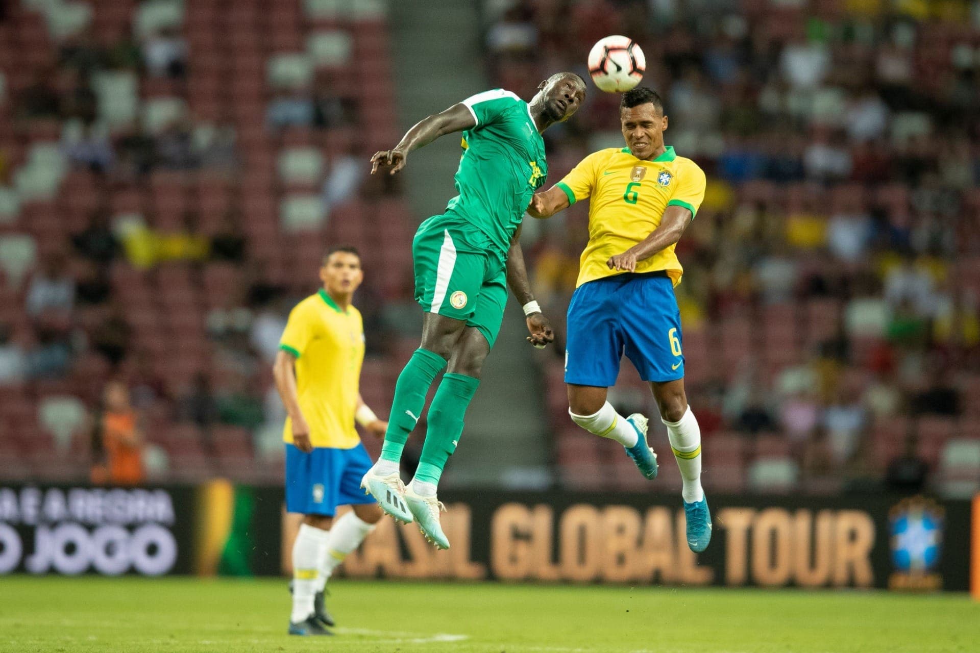 Alex Sandro cabeceia durante amistoso contra Senegal, em 2019