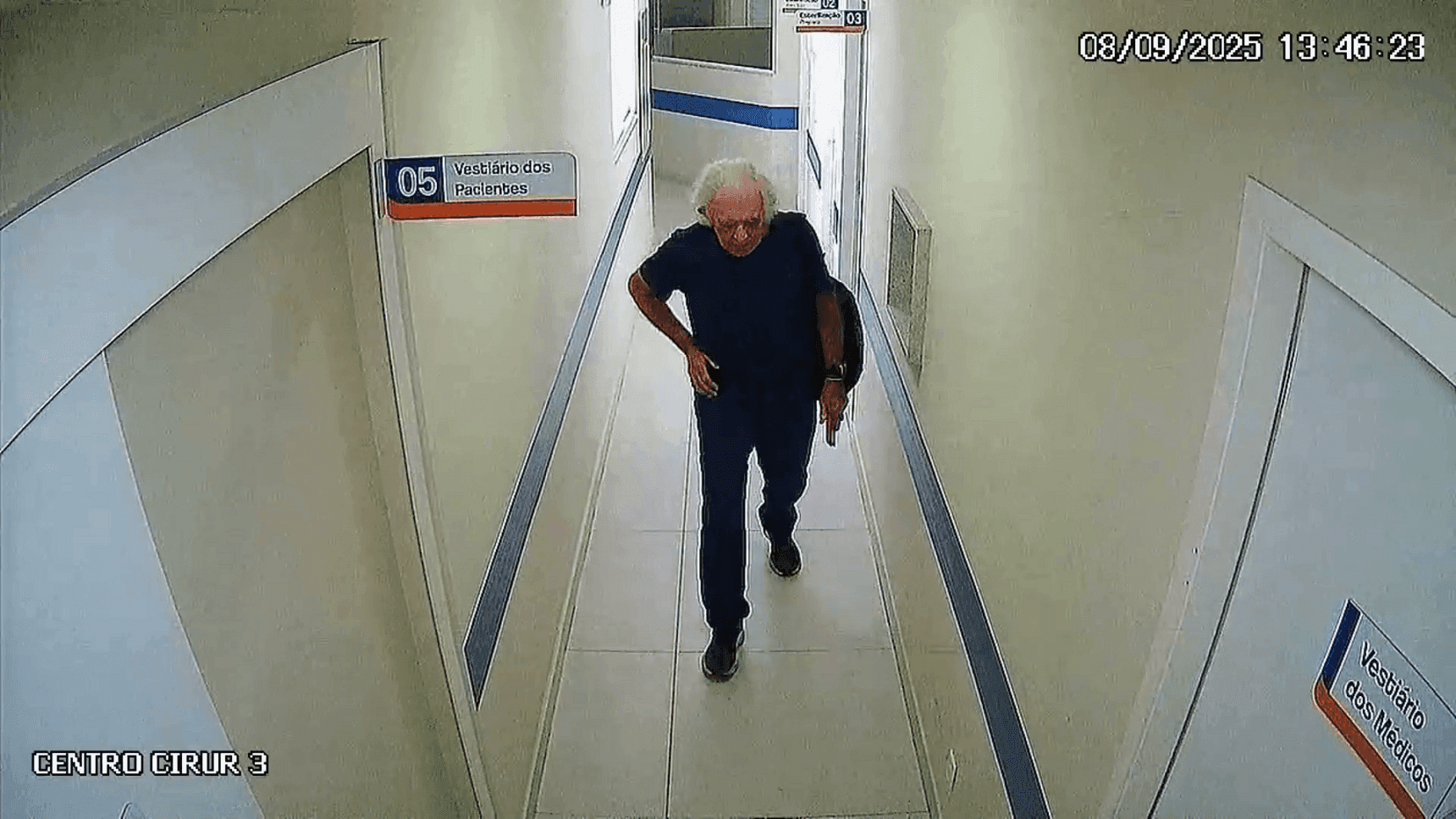 Imagem de câmera mostra chegada do médico José Emílio de Brito