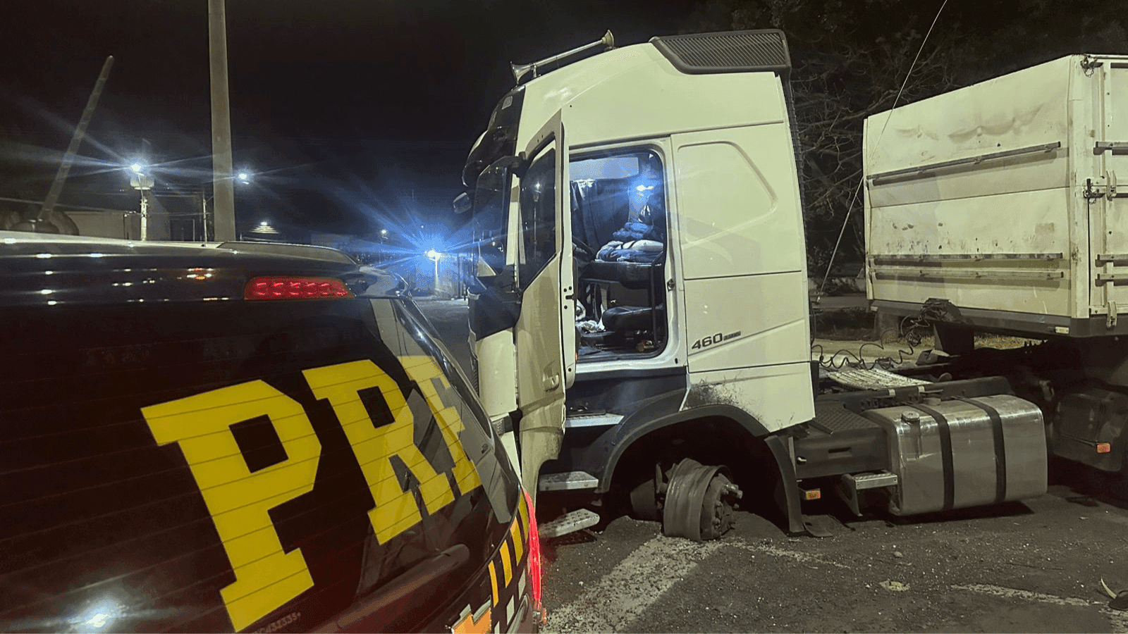 O caminhão ficou destruído após a fuga pela rodovia