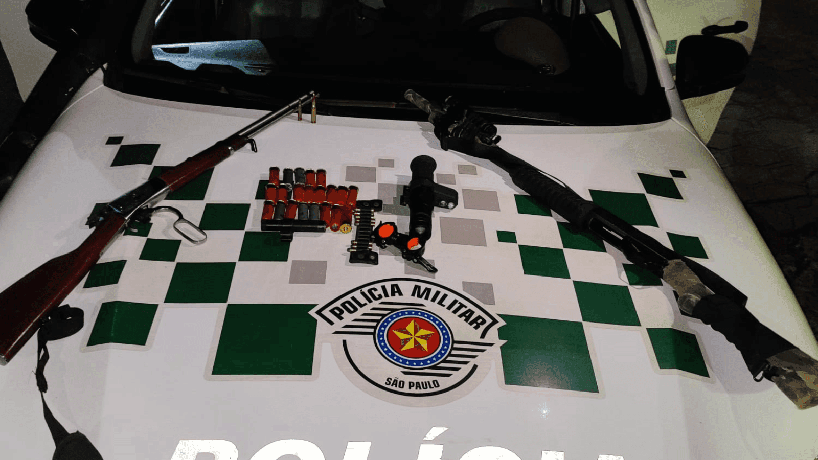 Os suspeitos estavam com armas e munições na região