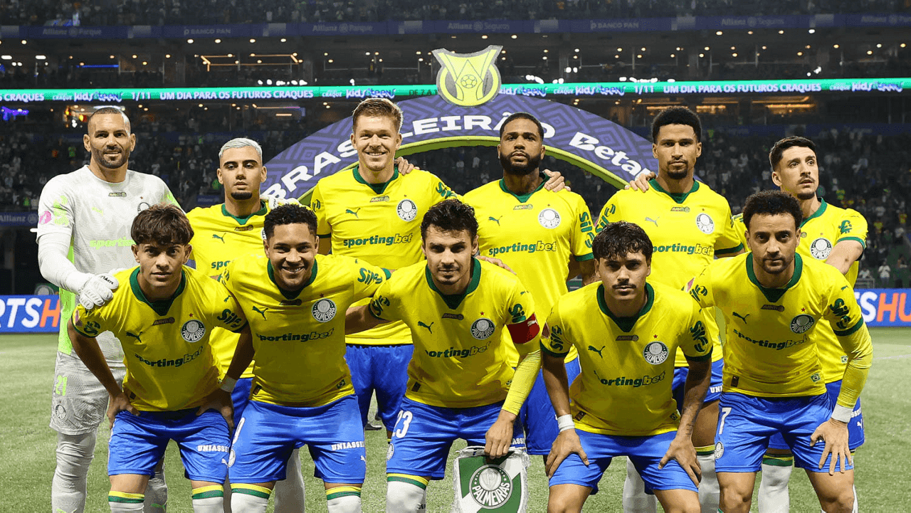Time do Palmeiras perfilado em jogo contra Bragantino