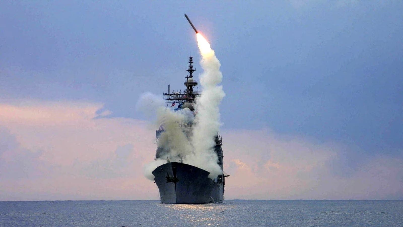 Míssil Tomahawk sendo disparado