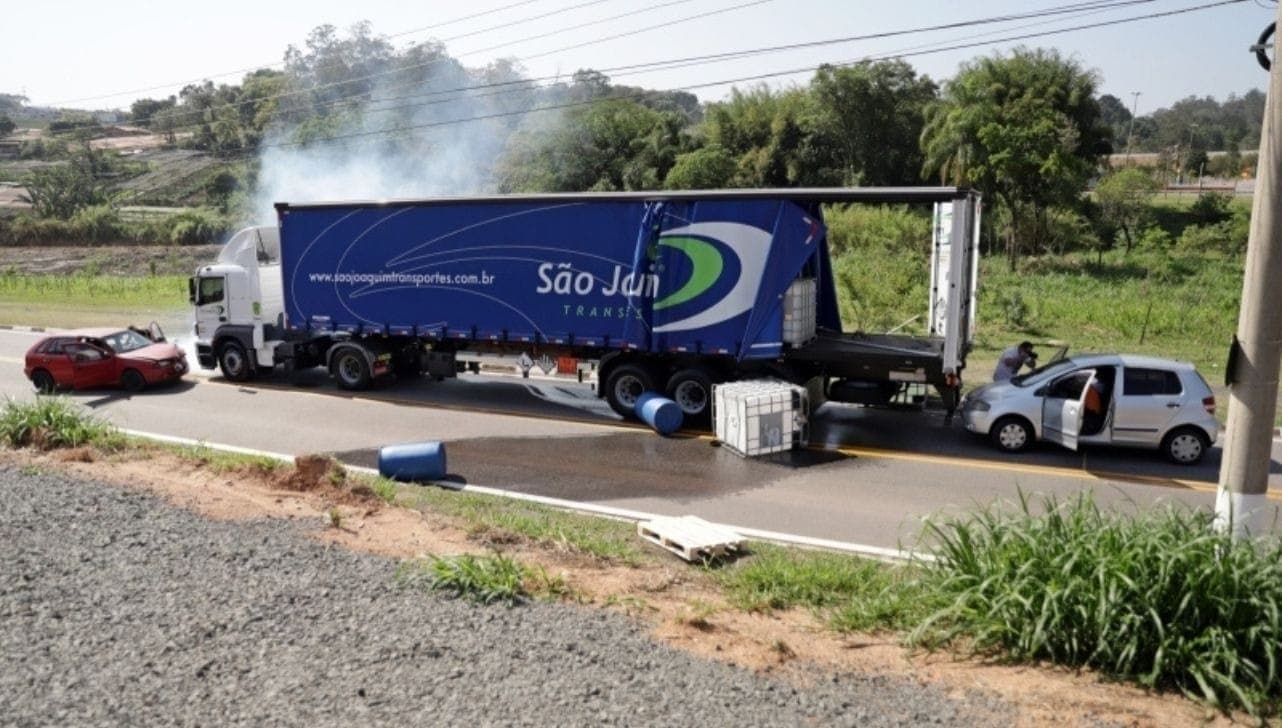 O cenário envolveu um caminhão transportando produtos químicos, simulando vazamento da carga