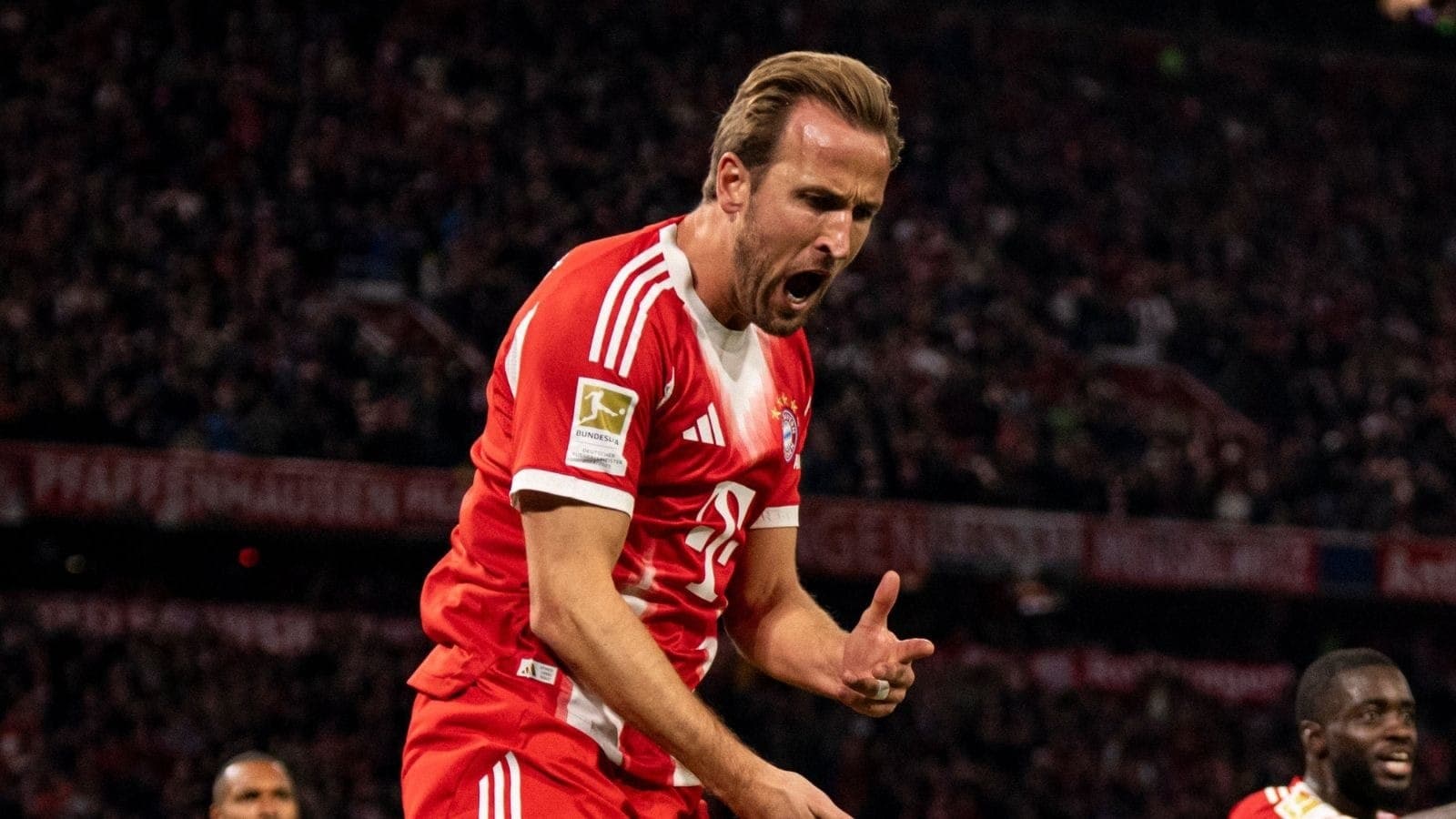 Harry Kane comemora gol do Bayern contra o Borussia