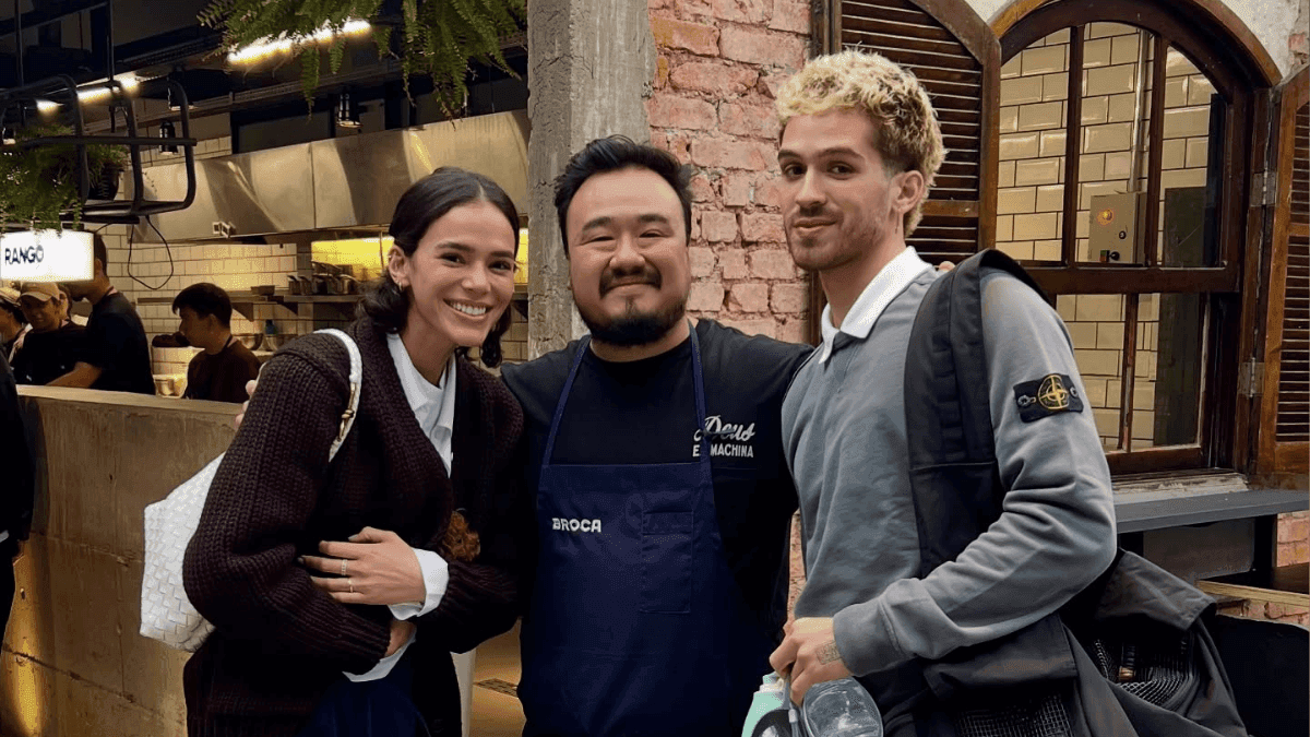 Bruna Marquezine e João Guilherme juntos em restaurante de SP