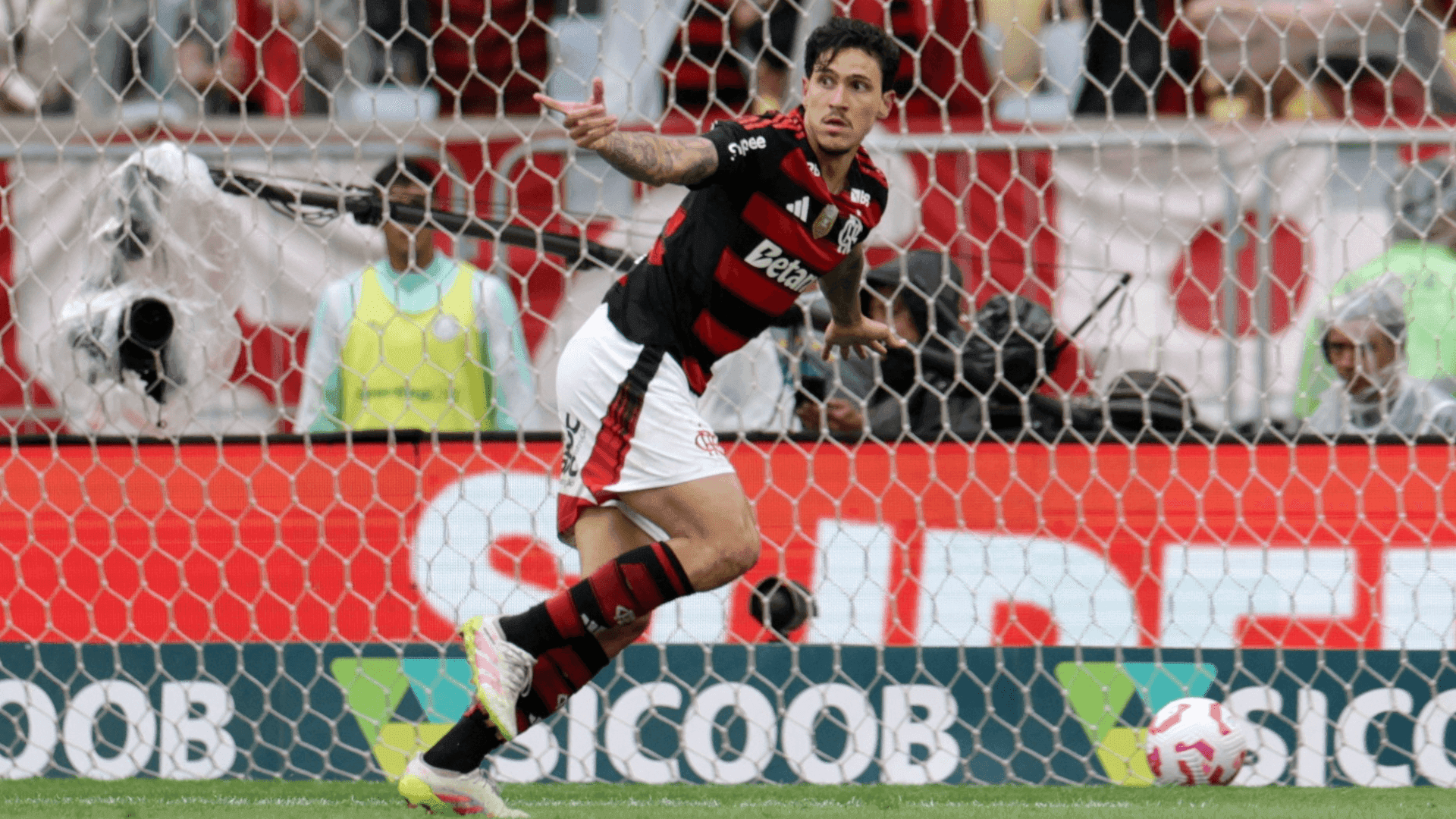 Pedro comemorando gol no jogo contra o Palmeiras