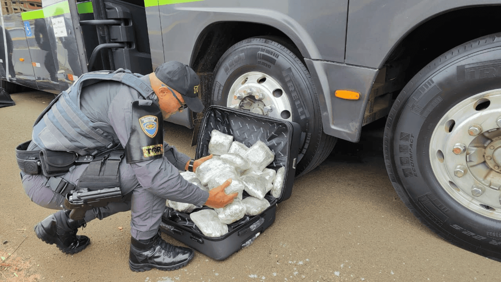 A droga estava escondida em duas malas dentro do veículo
