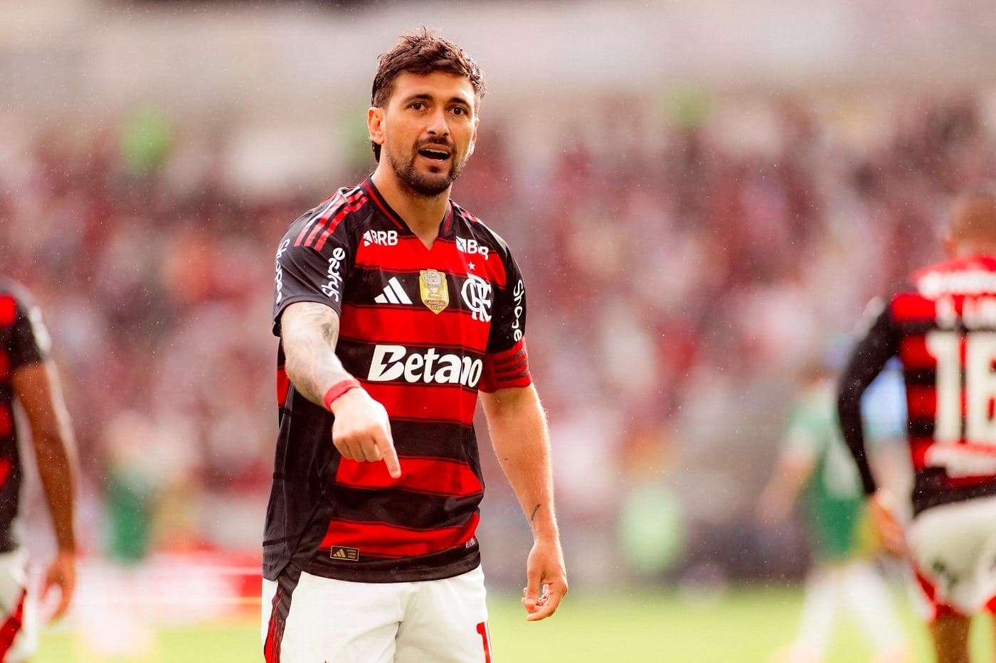 Arrascaeta marcou o primeiro gol na vitória do Flamengo momentos antes da tentativa de assalto