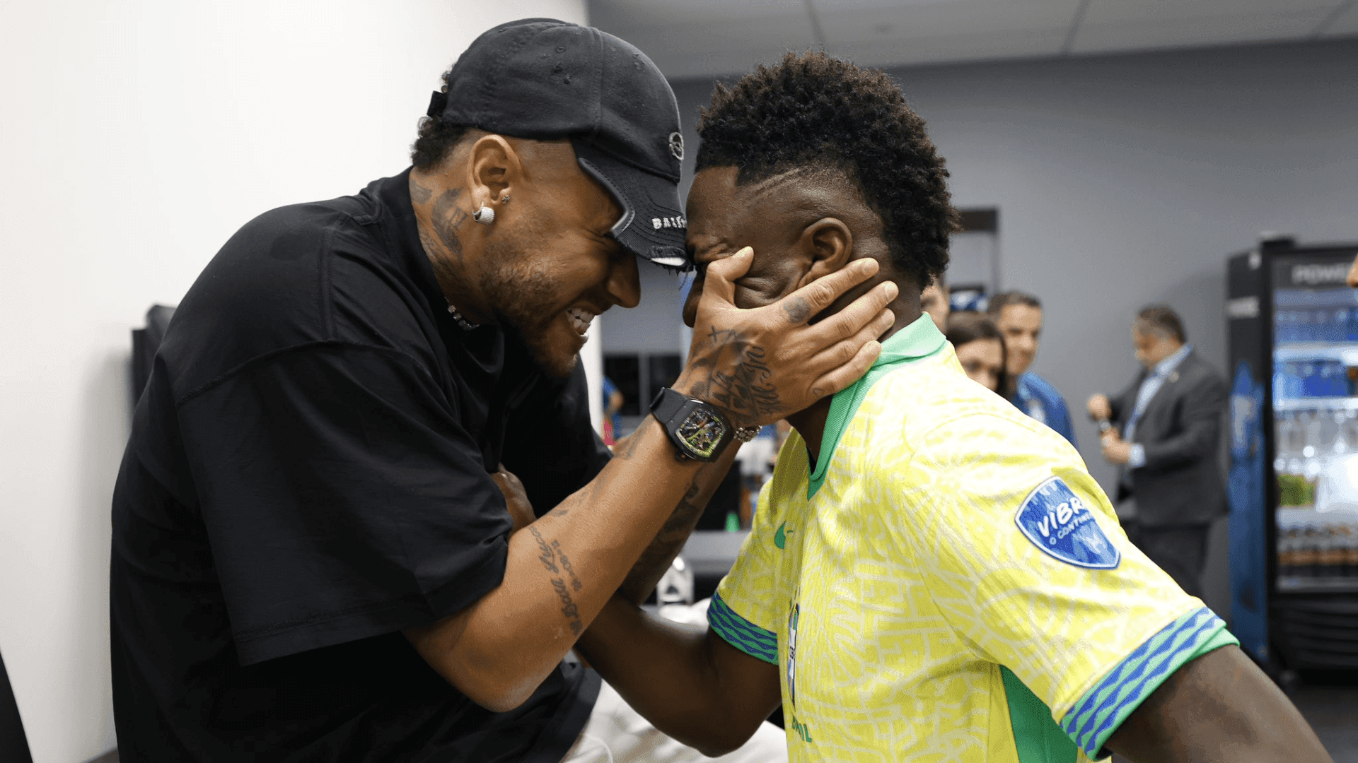 Neymar e Vini Jr no vestíario da Seleção Brasileira