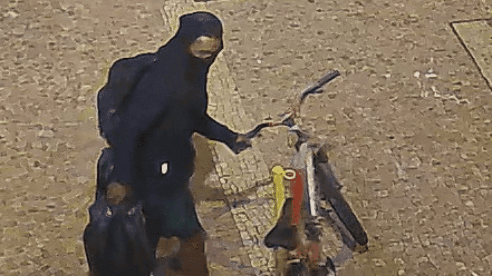 O suspeito foi flagrado por câmeras de segurança