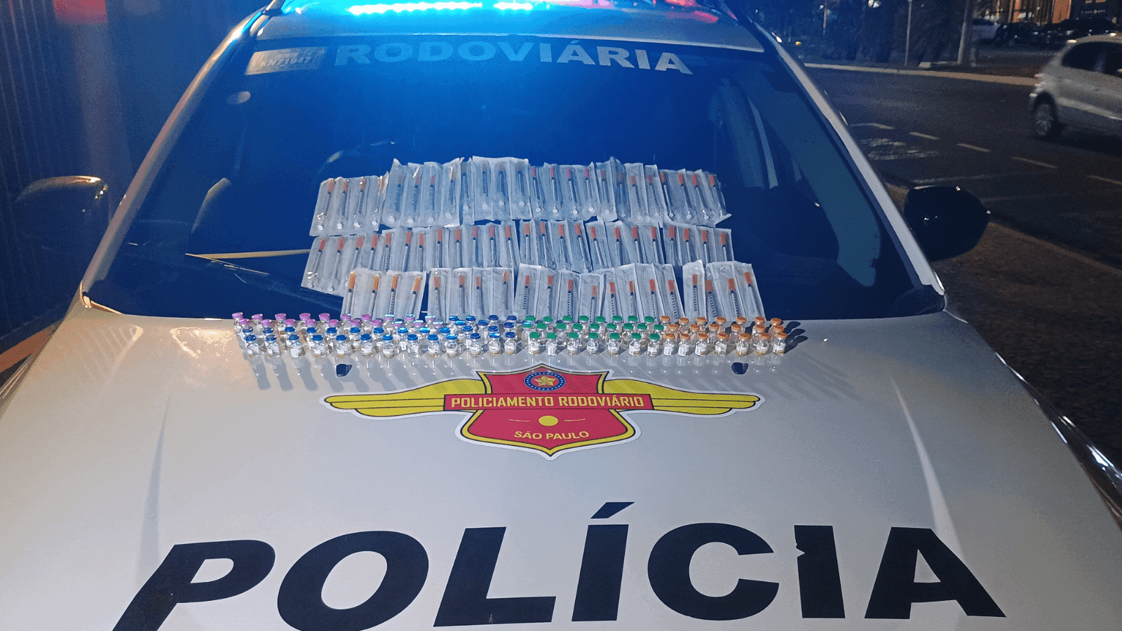 Os medicamentos e seringas estavam dentro da mala da suspeita