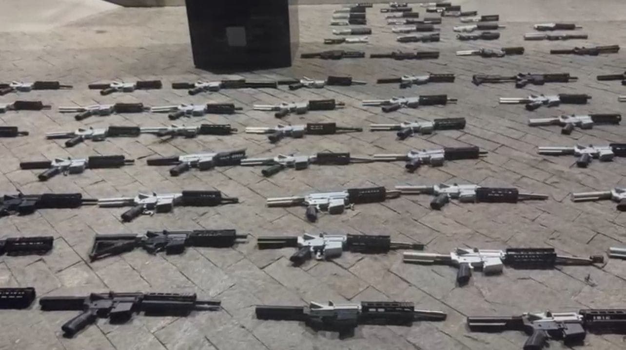 Quinhentos e noventa e três fuzis foram apreendidos no estado do Rio em nove meses.