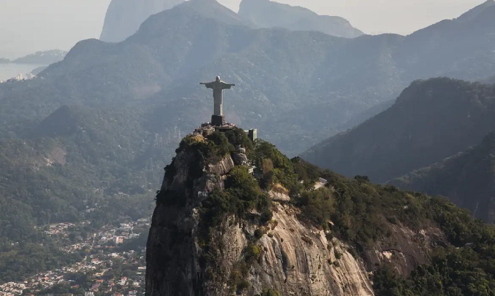 A cartilha reúne dicas práticas para evitar situações de risco, além de orientações sobre como acionar as autoridades em caso de emergência, tornando-se um guia essencial para turistas nacionais e estrangeiros