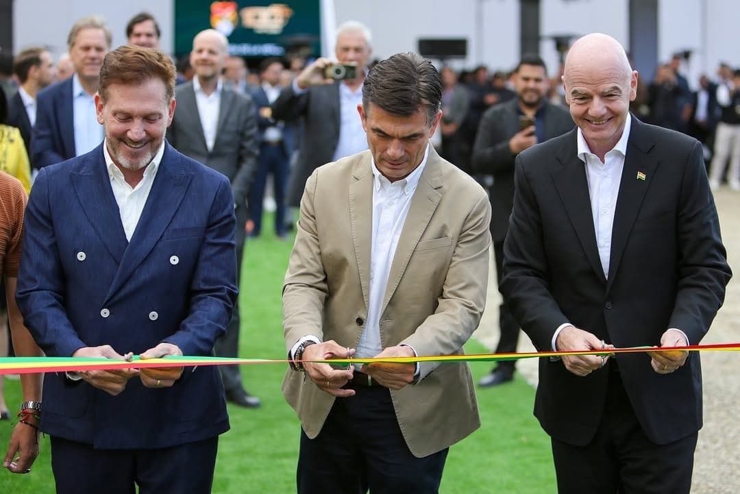 Alejandro Dominguez (Conmebol), Rodrigo Paz (presidente da Bolívia) e Infantino (Fifa)
