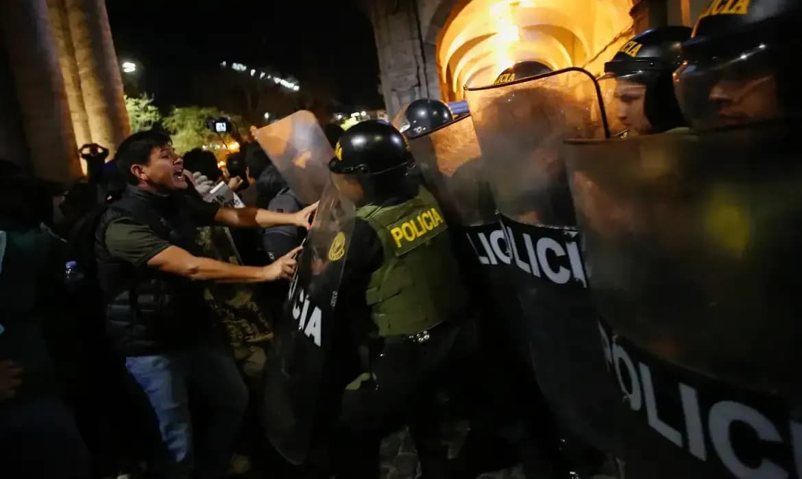 Após protestos, presidente do Peru declara estado de emergência em Lima