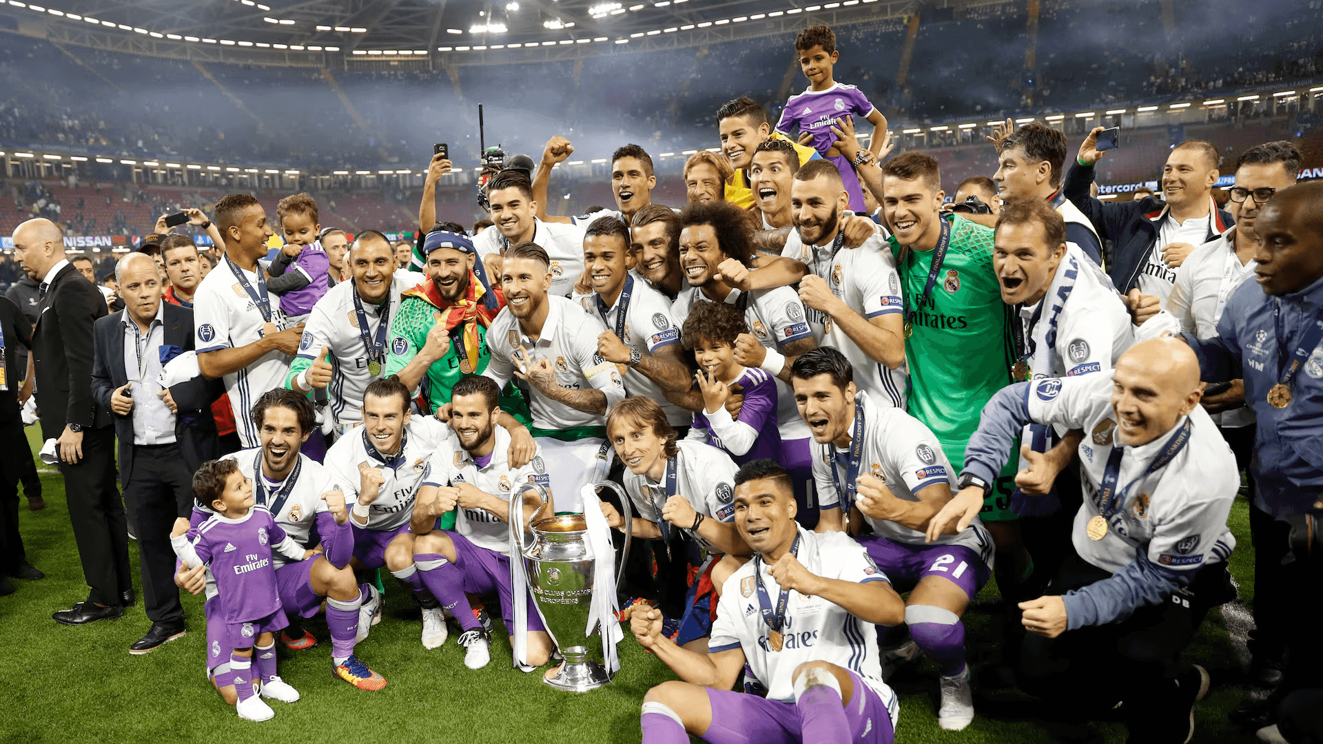 Elenco do Real Madrid ergue a taça da Champions League após vencer a Juventus na final de 2017, no País de Gales