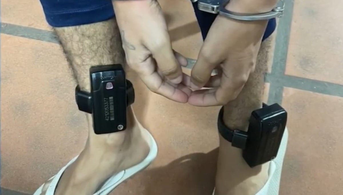 Homem é preso com duas tornozeleiras eletrônicas
