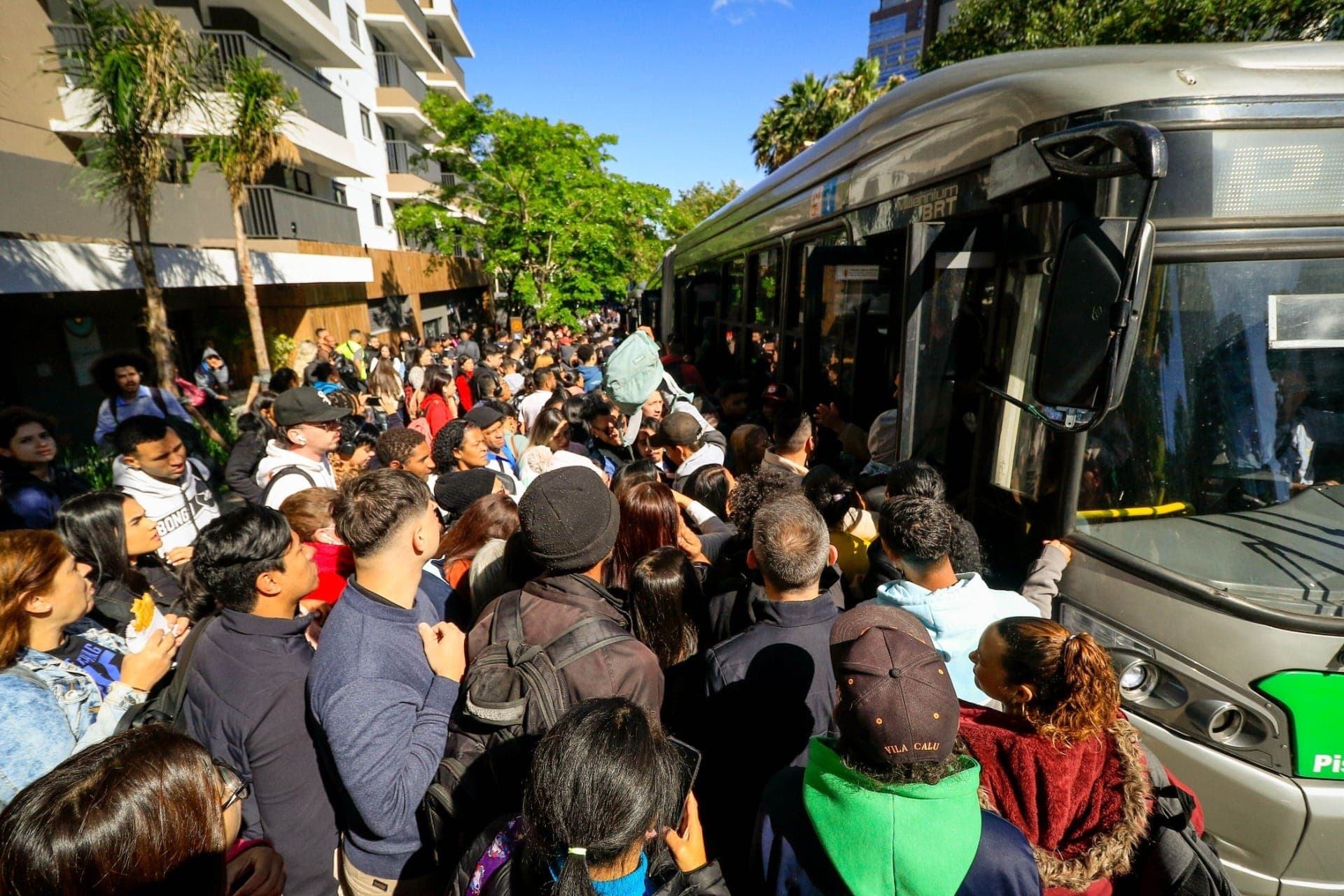 Metrô apresenta falhas e usuários usam ônibus do sistema Paese